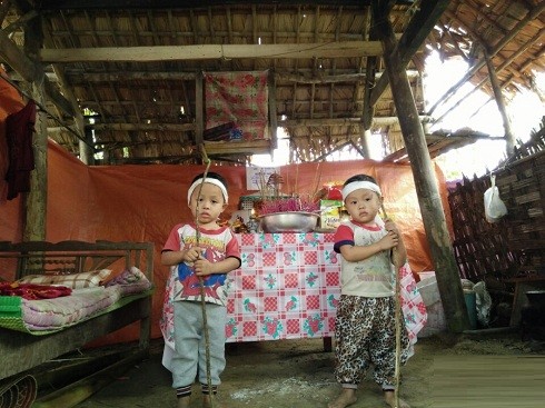 Thủy Tiên, Công Vinh giúp cặp sinh đôi 3 tuổi chống gậy đưa tang mẹ ảnh 2