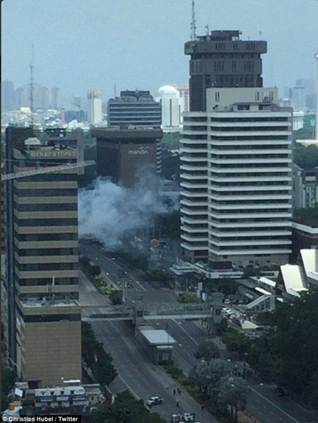 Hiện trường vụ nổ bom liên hoàn ở thủ đô Indonesia ảnh 1