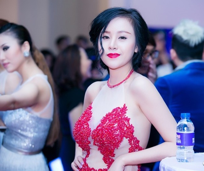 Mỹ nhân việt 'cướp' mọi ánh nhìn với khoảng hở tinh tế ảnh 2