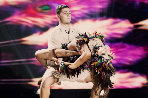 Bước nhảy hoàn vũ: Jennifer Phạm hóa nữ thổ dân gợi cảm ảnh 3