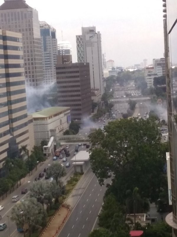 Đánh bom, nổ súng liên tiếp rung chuyển thủ đô của Indonesia ảnh 2