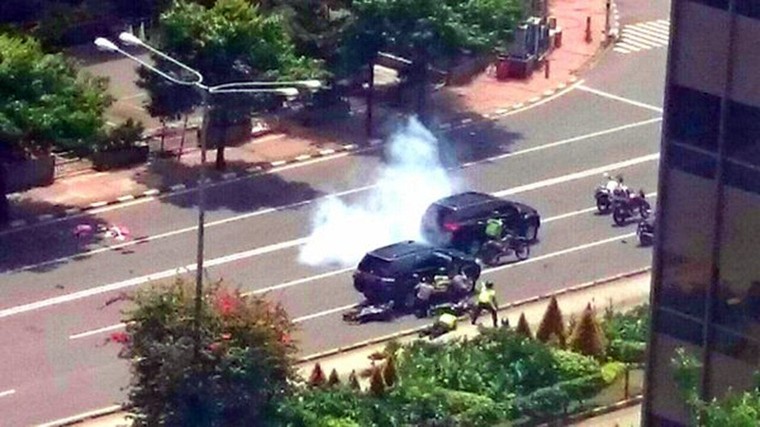 Đánh bom, nổ súng liên tiếp rung chuyển thủ đô của Indonesia ảnh 4