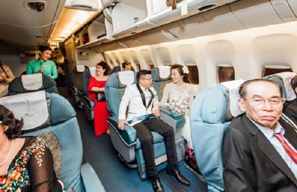 Đám cưới như cung điện, rước dâu bằng máy bay, không nhận tiền mừng ảnh 2