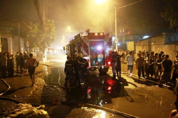 Cháy dữ dội thiêu rụi kho vải trong đêm, dân không thể tiếp cận ảnh 3