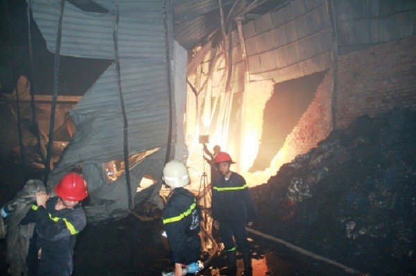 Cháy dữ dội thiêu rụi kho vải trong đêm, dân không thể tiếp cận ảnh 4