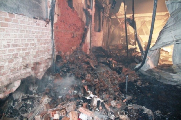 Cháy dữ dội thiêu rụi kho vải trong đêm, dân không thể tiếp cận ảnh 5