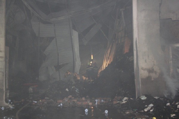 Cháy dữ dội thiêu rụi kho vải trong đêm, dân không thể tiếp cận ảnh 6