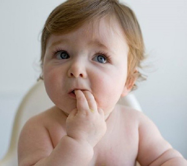 Bé mút ngón tay có gây hại? ảnh 1