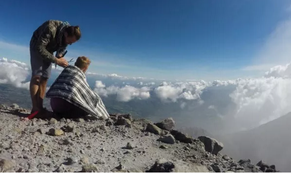 Thợ cắt tóc siêu dị hành nghề ở những nơi nghe đến đã thót tim ảnh 1