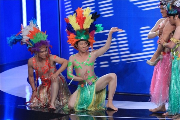 Trấn Thành mạnh tay tạt nước vào mặt Ngô Kiến Huy vì ghen ảnh 2