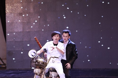 Khán giả cười, khóc vì Hoài Linh suốt 3 tiếng đồng hồ ảnh 1