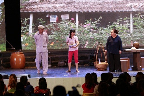 Khán giả cười, khóc vì Hoài Linh suốt 3 tiếng đồng hồ ảnh 8