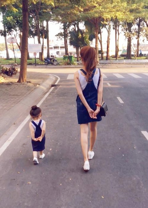 Bộ sưu tập đồ đôi mẹ - con cực 'chất' của Elly Trần ảnh 2