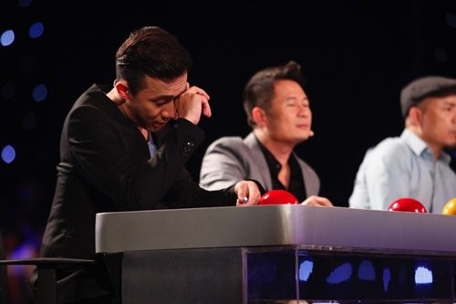 Vietnam's got talent:Trấn Thành khóc khi thí sinh khuyết tật gọị tên ảnh 1