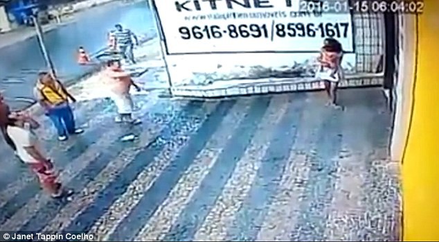 Đứng tim khoảnh khắc bé gái 14 tháng tuổi rơi từ tầng cao xuống đất ảnh 6