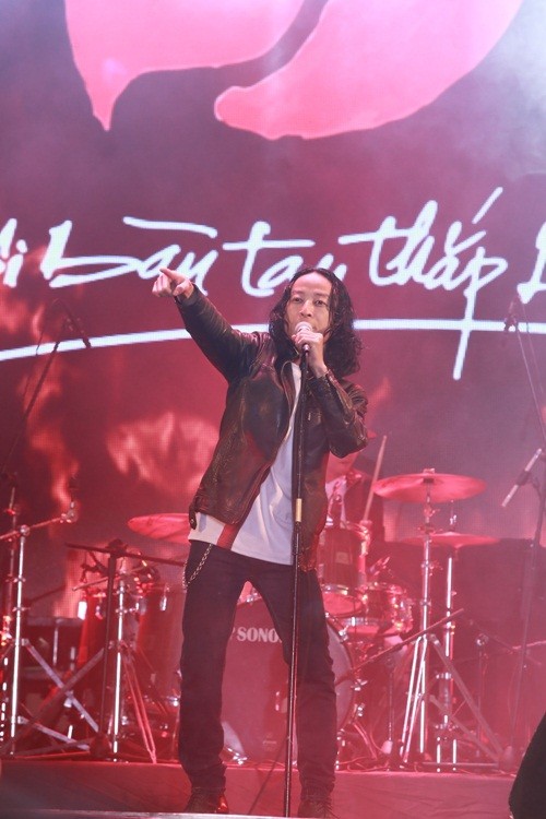 Vợ Trần Lập rơi nước mắt cổ vũ chồng trên sân khấu ảnh 1