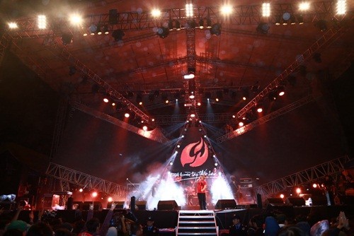 Vợ Trần Lập rơi nước mắt cổ vũ chồng trên sân khấu ảnh 2