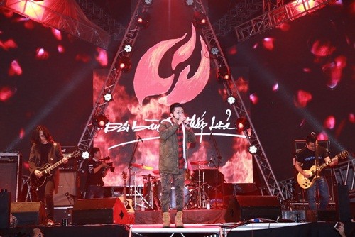 Vợ Trần Lập rơi nước mắt cổ vũ chồng trên sân khấu ảnh 3