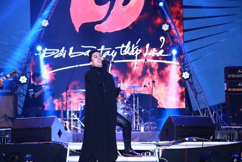 Vợ Trần Lập rơi nước mắt cổ vũ chồng trên sân khấu ảnh 4