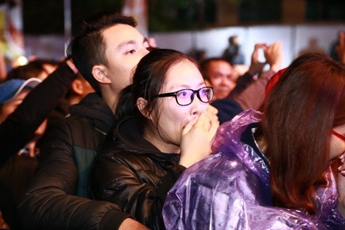 Vợ Trần Lập rơi nước mắt cổ vũ chồng trên sân khấu ảnh 7