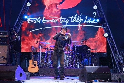 Vợ Trần Lập rơi nước mắt cổ vũ chồng trên sân khấu ảnh 8