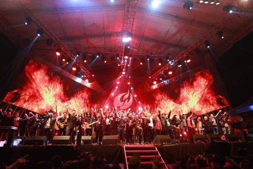 Vợ Trần Lập rơi nước mắt cổ vũ chồng trên sân khấu ảnh 12