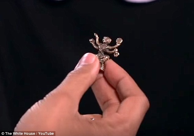 Tiết lộ những đồ vật luôn nằm trong túi Tổng thống Mỹ Obama ảnh 2