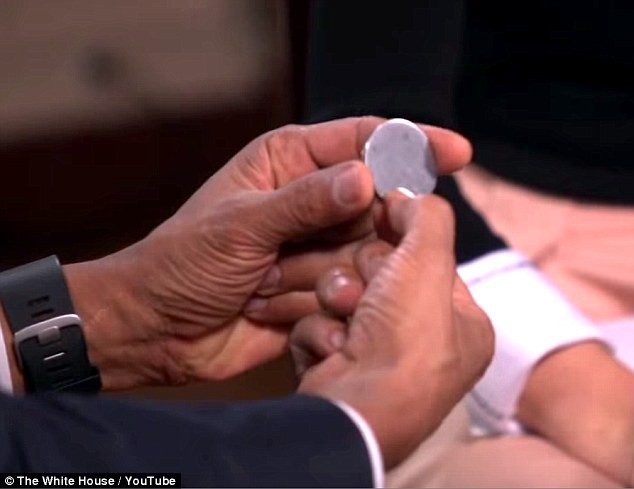 Tiết lộ những đồ vật luôn nằm trong túi Tổng thống Mỹ Obama ảnh 4