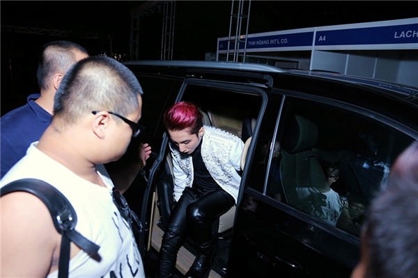 Sơn Tùng đeo 'băng tang' trên sân khấu The Remix gây tranh cãi ảnh 1