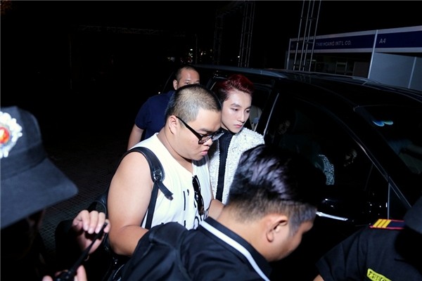 Sơn Tùng đeo 'băng tang' trên sân khấu The Remix gây tranh cãi ảnh 2