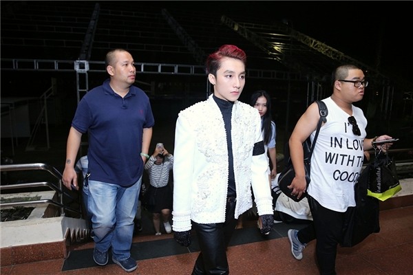 Sơn Tùng đeo 'băng tang' trên sân khấu The Remix gây tranh cãi ảnh 3