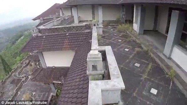 Khám phá 'khách sạn ma' bị bỏ hoang hơn một thập kỷ ảnh 5