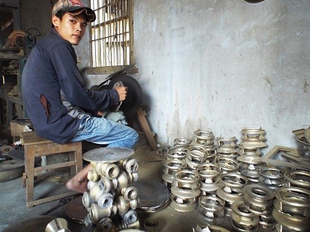 Đúc chân đèn cung ứng Tết – nghề ‘hot’ thu tiền triệu ảnh 2