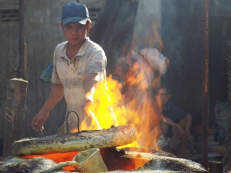 Đúc chân đèn cung ứng Tết – nghề ‘hot’ thu tiền triệu ảnh 1