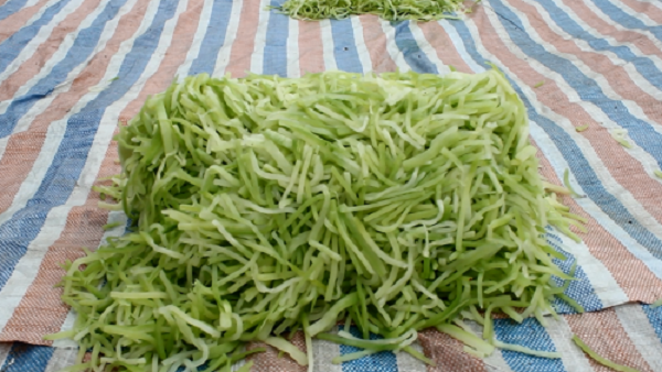 Kinh hoàng mứt tết phơi cạnh nhà vệ sinh ở làng nghề lớn nhất VN ảnh 5