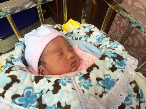 Hiếu Hiền gây sốc khi đưa con gái mới sinh đi đóng phim ảnh 2