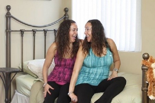 Chị em song sinh chia sẻ với nhau mọi thứ, kể cả... bạn trai ảnh 1