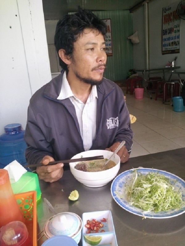 Rơi nước mắt hình ảnh người cha tiều tụy tìm con trai mất tích ảnh 3