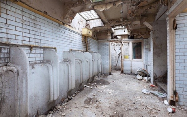 Cải tạo toilet bỏ hoang thành căn nhà đẹp ngập tràn ánh sáng ảnh 1