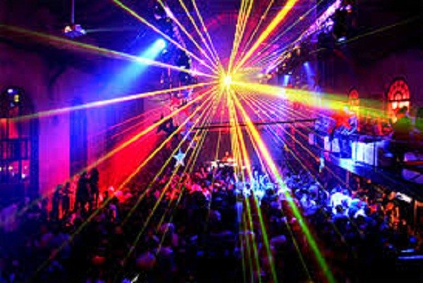 Đột kích quán bar tổ chức cho kiều nữ mặc bikini múa cột ảnh 1