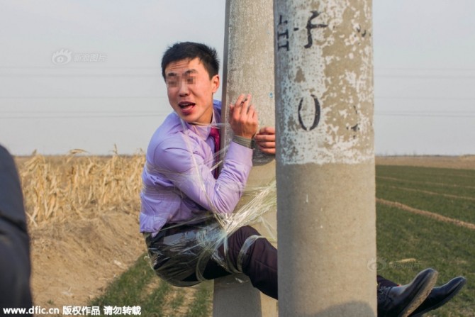 Bi hài chú rể bị bạn trói lên cột điện trên đường rước dâu ảnh 5