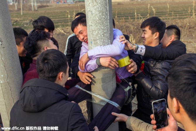 Bi hài chú rể bị bạn trói lên cột điện trên đường rước dâu ảnh 2