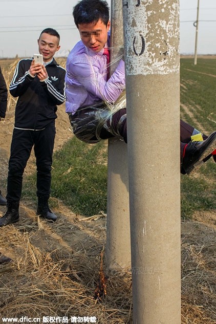 Bi hài chú rể bị bạn trói lên cột điện trên đường rước dâu ảnh 4