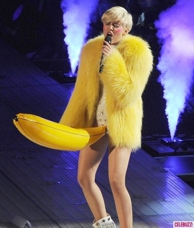 Sao Tây và những đạo cụ 'quái đản' trên sân khấu ảnh 1