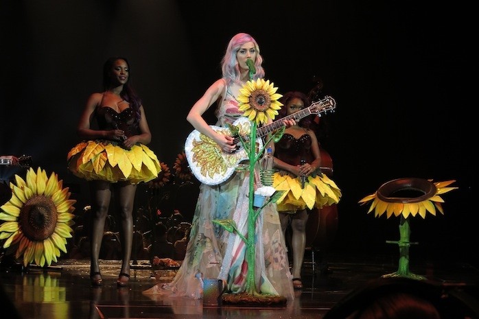 Sao Tây và những đạo cụ 'quái đản' trên sân khấu ảnh 10