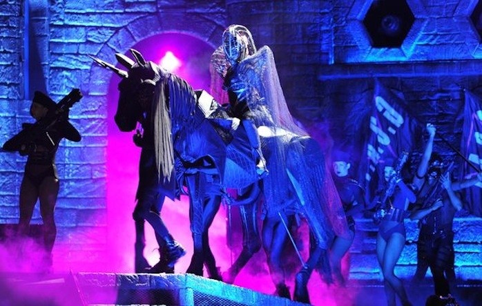 Sao Tây và những đạo cụ 'quái đản' trên sân khấu ảnh 7