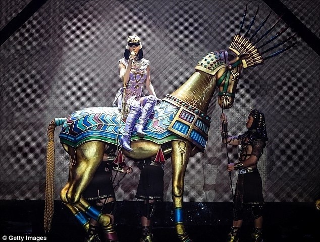 Sao Tây và những đạo cụ 'quái đản' trên sân khấu ảnh 8