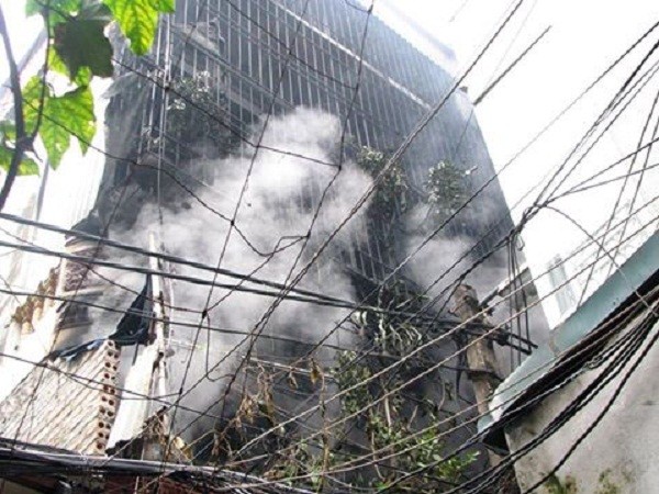 Hà Nội: Cháy lớn nhà 3 tầng người dân phải xách nước dập lửa ảnh 2