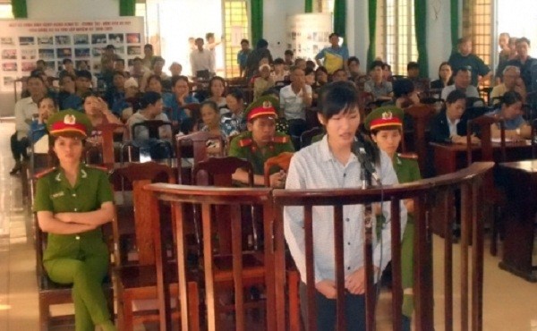 Gái xinh cởi áo, đánh chửi CSGT lĩnh 9 tháng tù giam ảnh 1