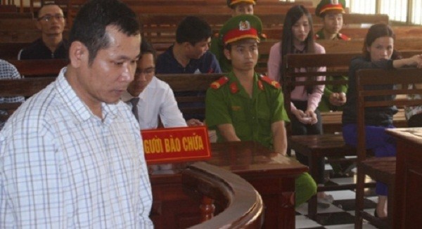 Dùng súng bắn vào mặt vợ vì đi chợ về muộn ảnh 1